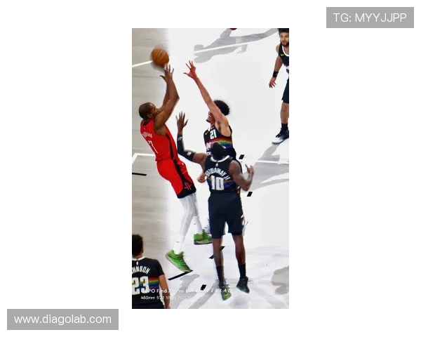 火箭与掘金在NBA夏季联赛中激战正酣年轻球员展现无限潜力