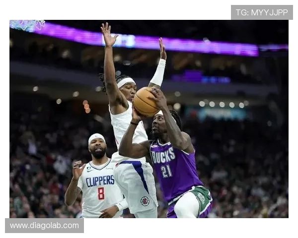 雄鹿与活塞G3激战正酣谁能在季后赛中占得先机